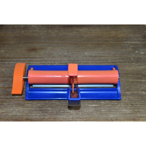 Fiskars Paper Crimper Cardmaking Scrapbooking Papercrafts Office Crafts - Picture 1 of 6